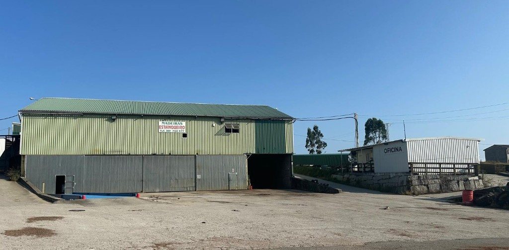 Entrada principal, báscula y oficina de Madeiras Estanqueiro en Ponteceso