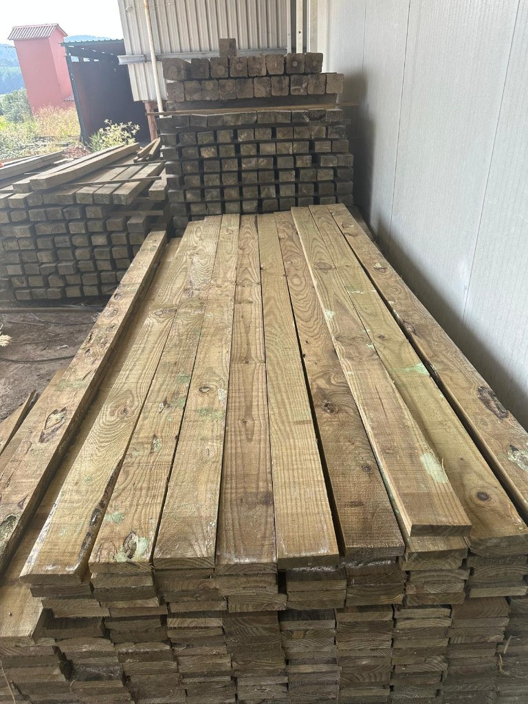 Paquete de tabla de pino tratada sin mecanizar
