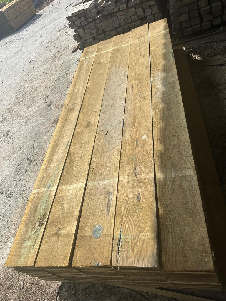 Tabla de pino tratada sin mecanizar en anchos de 10 y 20 centímetros